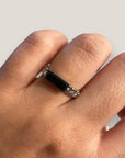 Silberring mit rechteckigem schwarzem Onyx-Stein aus Stahl.