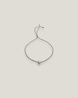 Pulsera minimal perla natural redondeada 6mm blanca cordón nailon gris