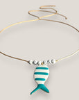 Collar midi pez esmaltado blanco con rayas verde turquesa y cuentas de lava blancas