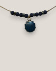 Collar midi con concha dorada esmaltada en azul marino con lava azul oscuro y separadores dorados con cristalitos azules oscuro