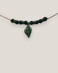 Collar midi con caracola dorada esmaltada en verde con lava verde oscuro y separadores dorados con cristalitos verde olivina