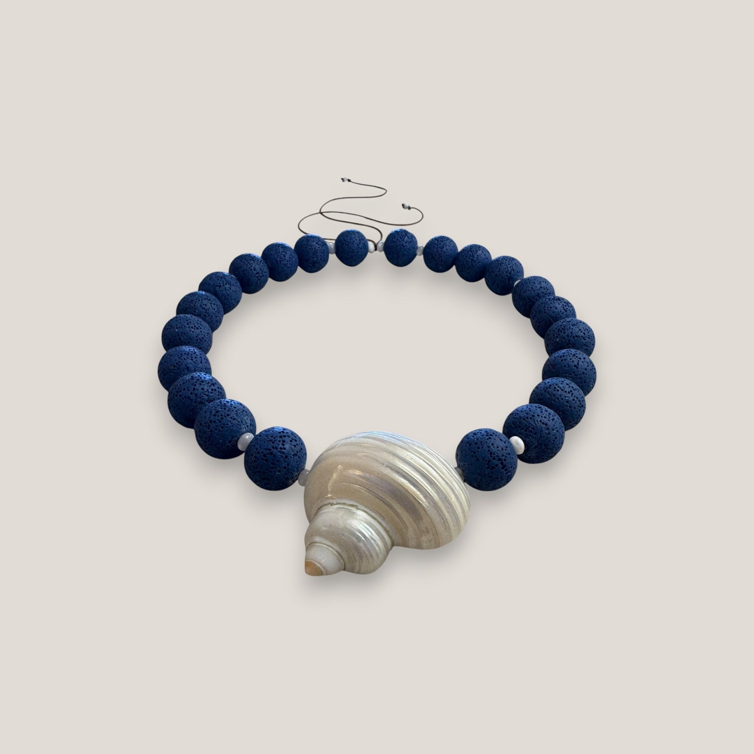 Collar gran caracola turbante nácar blanco esponja coral azul oscuro