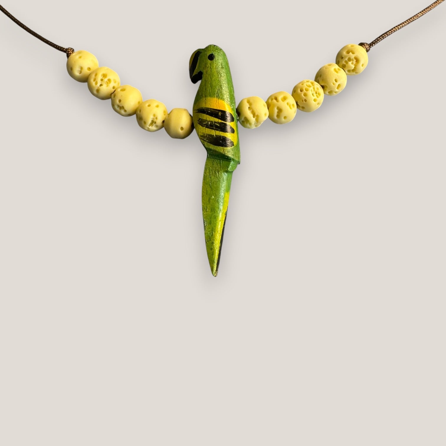 Collar midi loro verde madera esponja coral amarillo claro