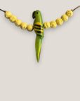 Collar midi loro verde madera esponja coral amarillo claro