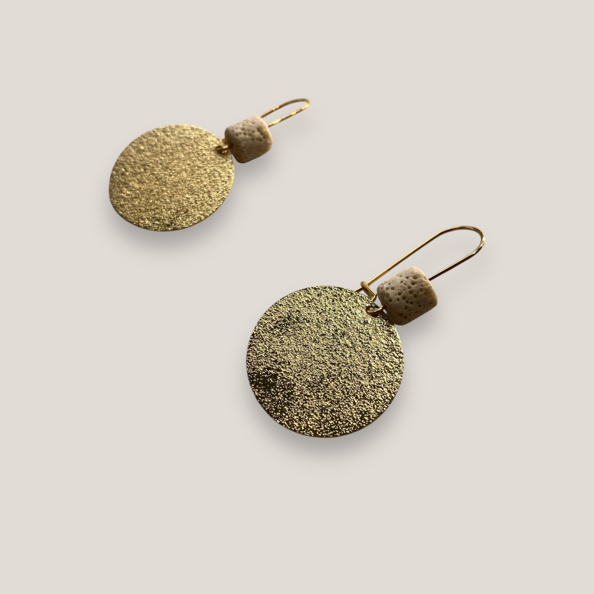 Pendientes Fuerte Beads gancho acero oro con barril esponja coral beis y medalla esmerilada