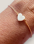 Pulsera minimal con corazón de nácar blanco