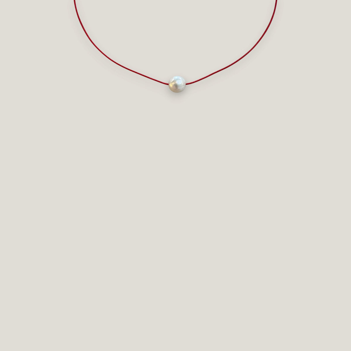 Collar minimal perla natural redondeada blanca 10mm cordón nailon rojo