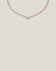 Collar minimal perla natural redondeada blanca 10mm cordón nailon rojo