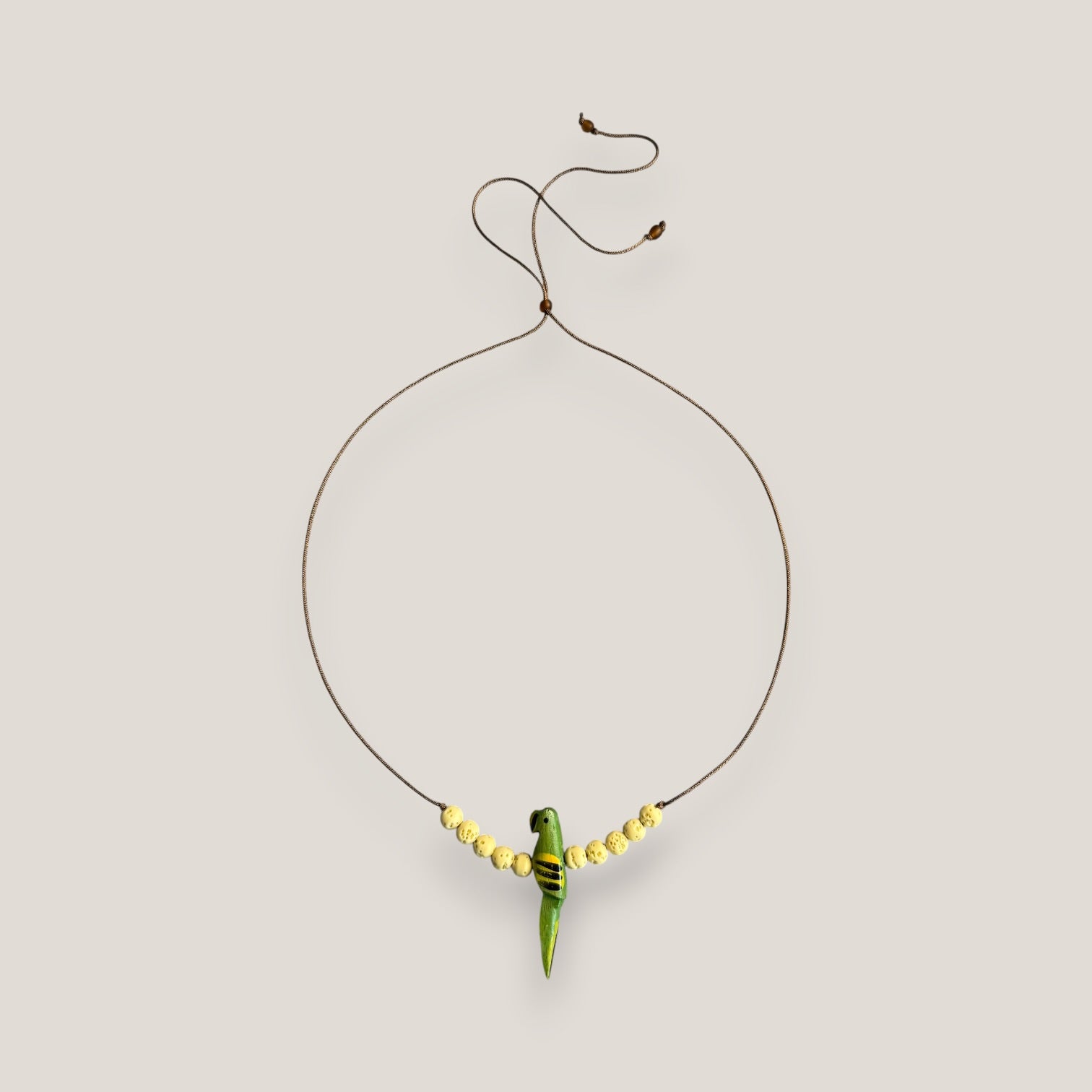 Collar midi loro verde madera esponja coral amarillo claro