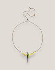 Collar midi loro verde madera esponja coral amarillo claro