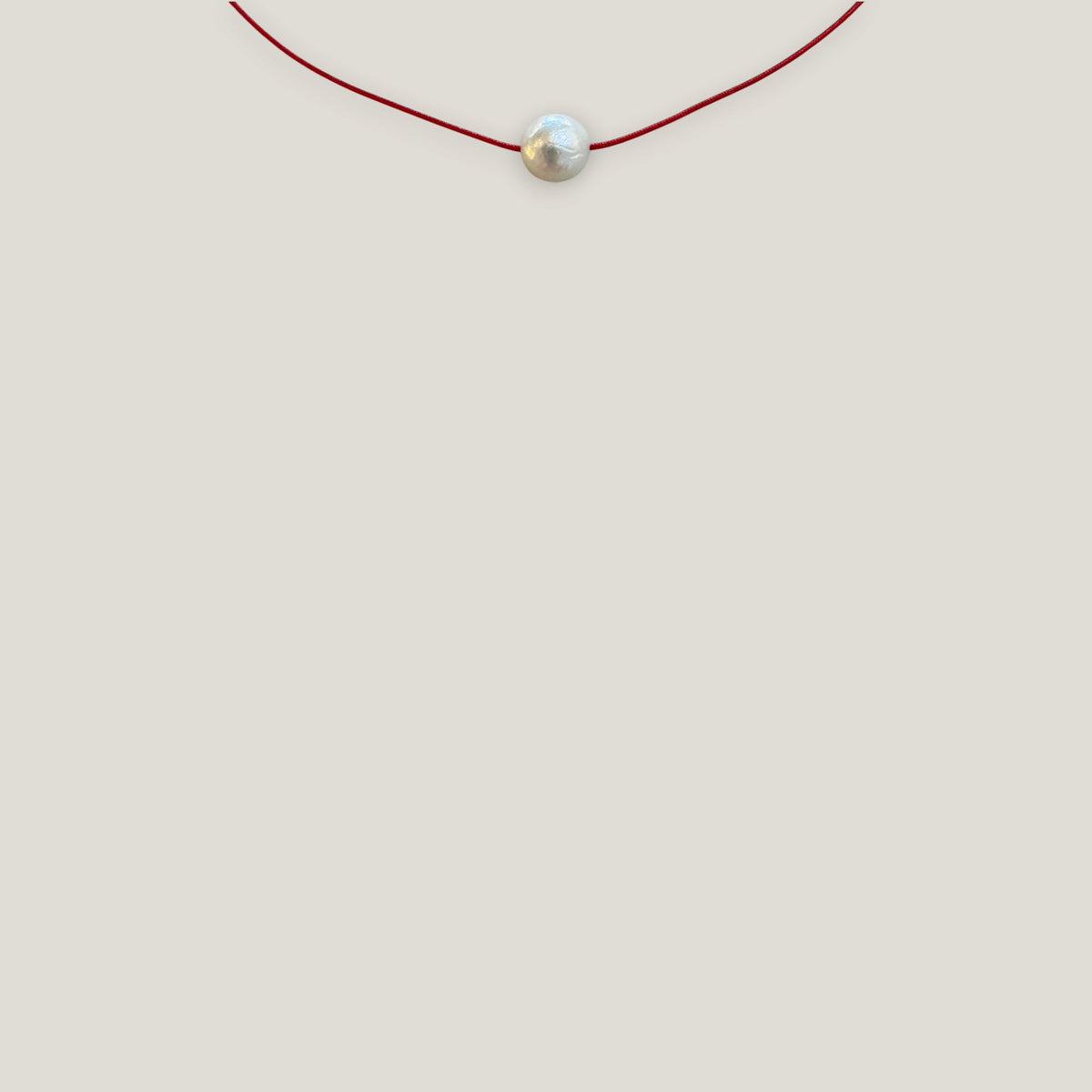 Collar minimal perla natural redondeada blanca 10mm cordón nailon rojo
