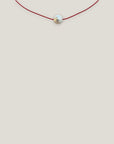 Collar minimal perla natural redondeada blanca 10mm cordón nailon rojo