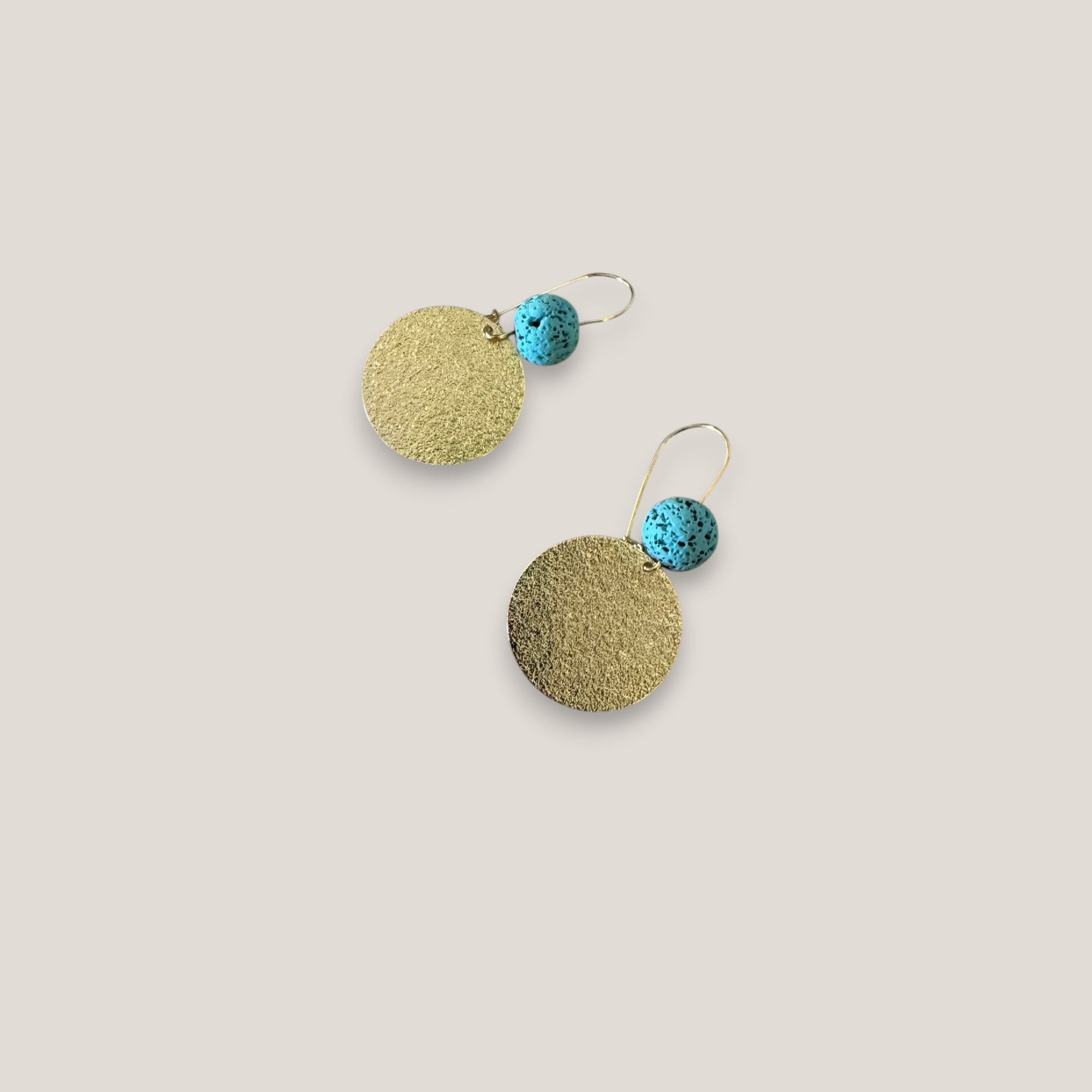 Pendientes base lava azul turquesa 10mm gancho acero oro medalla esmerilada 25mm