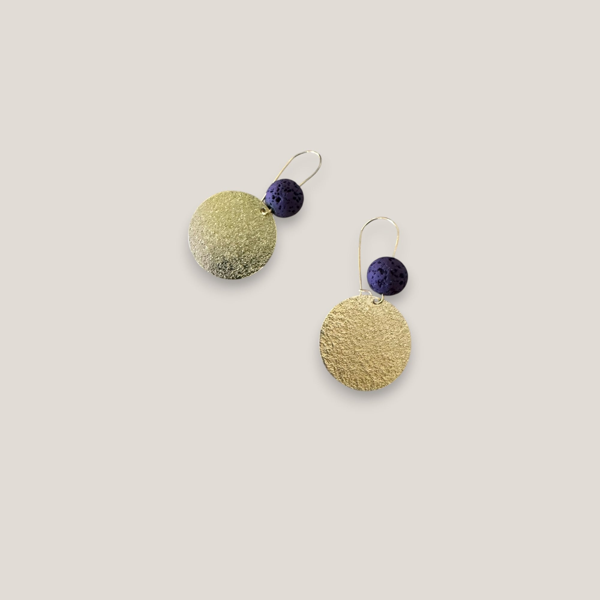 Pendientes base lava morada 10mm gancho acero oro medalla esmerilada 25mm