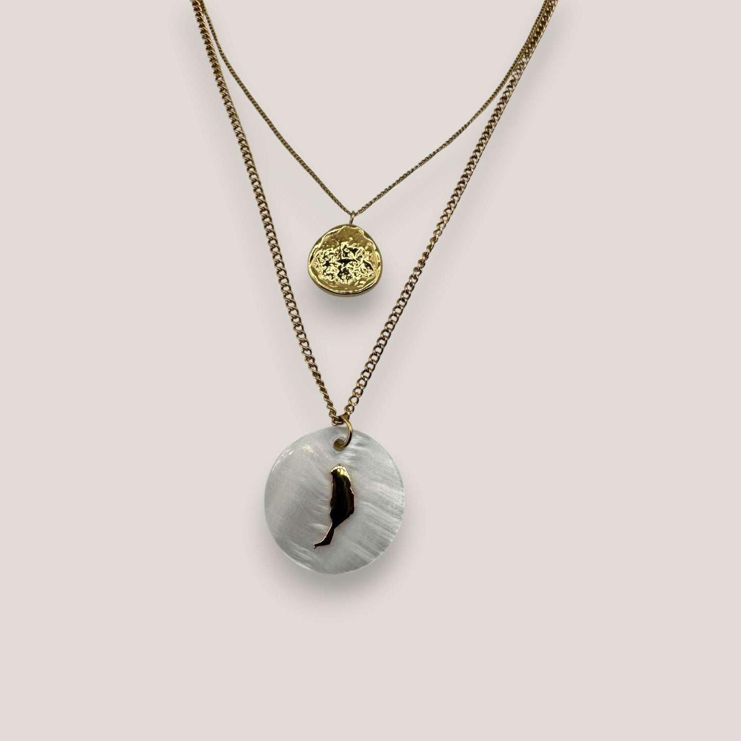Collar doble medalla nácar isla Fuerteventura acero oro dos cadenas escalonadas
