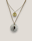 Collar doble medalla nácar isla Fuerteventura acero oro dos cadenas escalonadas