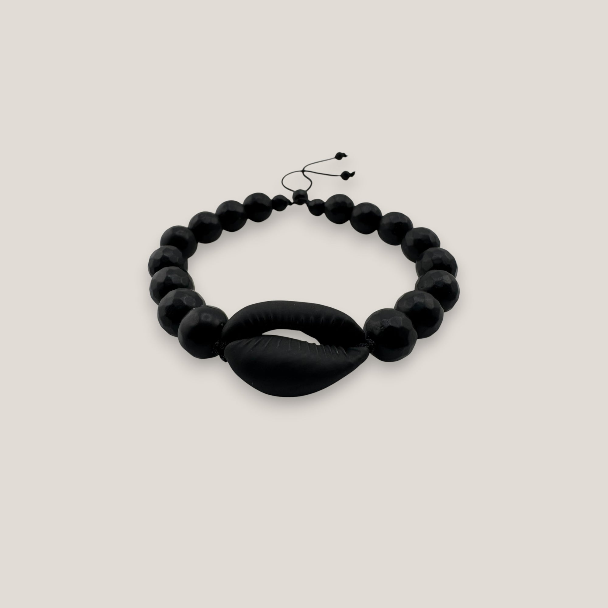 Pulsera cowrie negra mate ónix facetado pulido