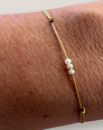 Pulsera minimal con tres perlitas naturales