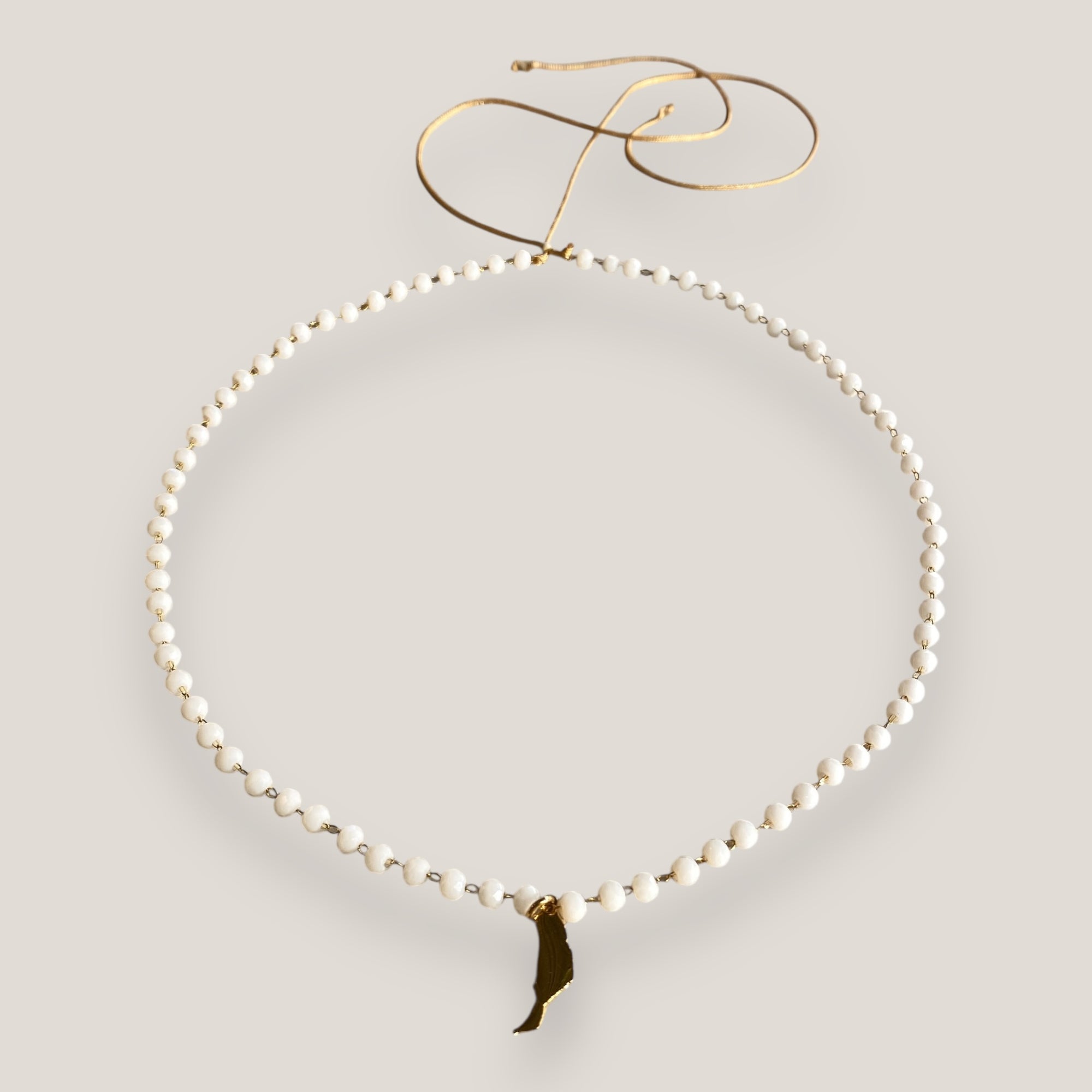 Collar cadena con cristales facetados blancos engarzados con colgante isla de Fuerteventura 15mm acero titanio oro