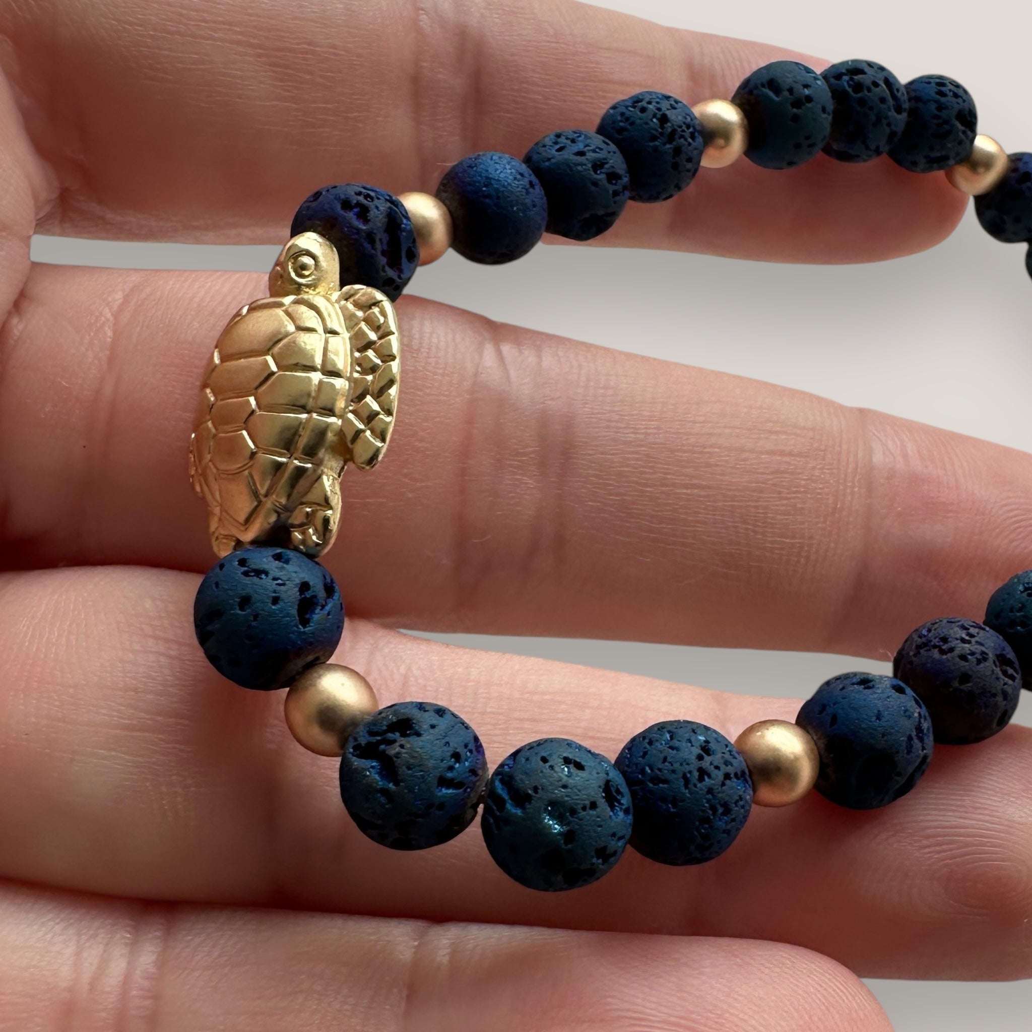 Armband mit großer goldener Schildkröte und indigoblauer Lava