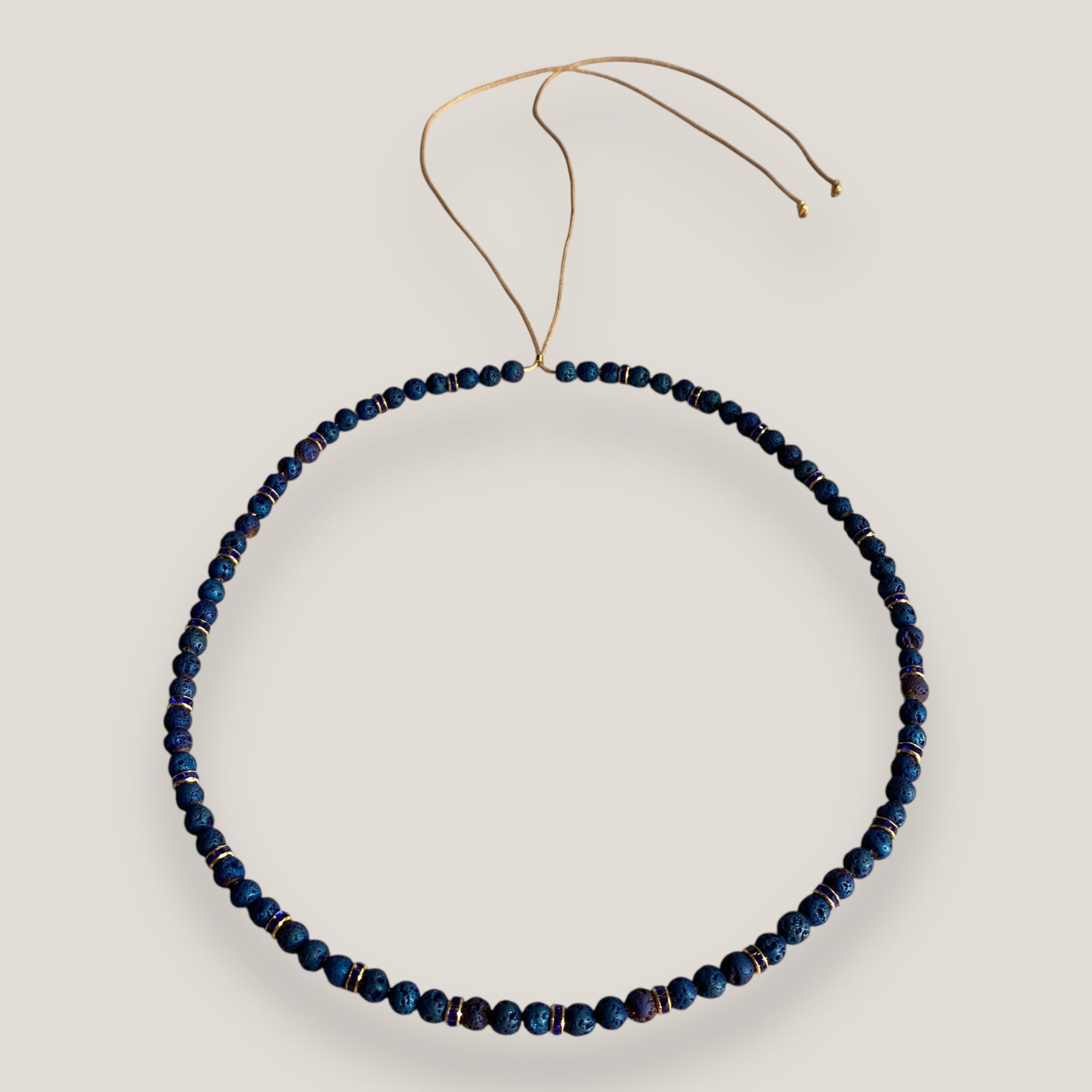 Collar mini base 4mm lava azul añil, rondeles dorados con cristalitos azul marino