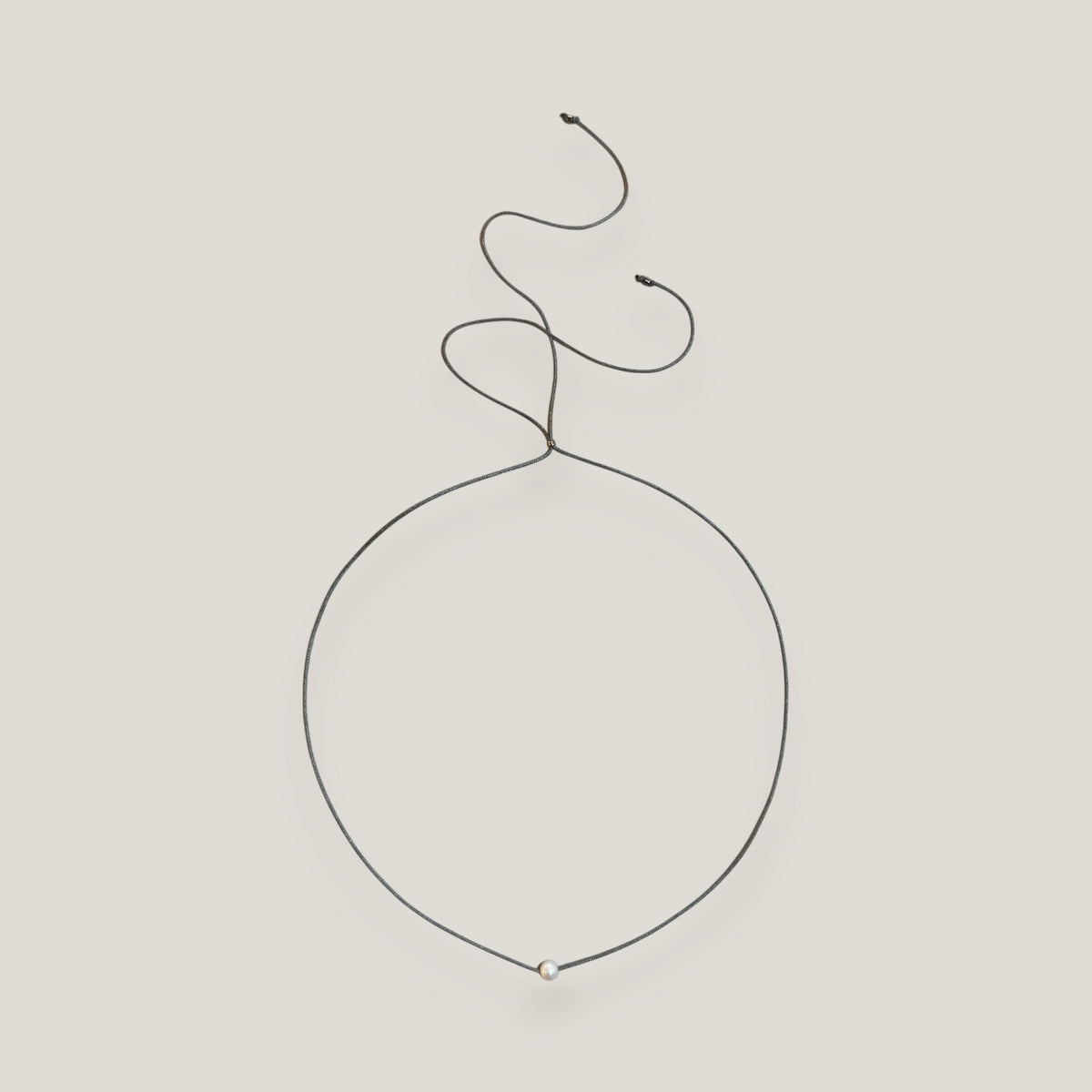 Collar minimal perla natural redondeada blanca 6mm cordón nailon gris
