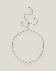 Collar minimal perla natural redondeada blanca 6mm cordón nailon gris