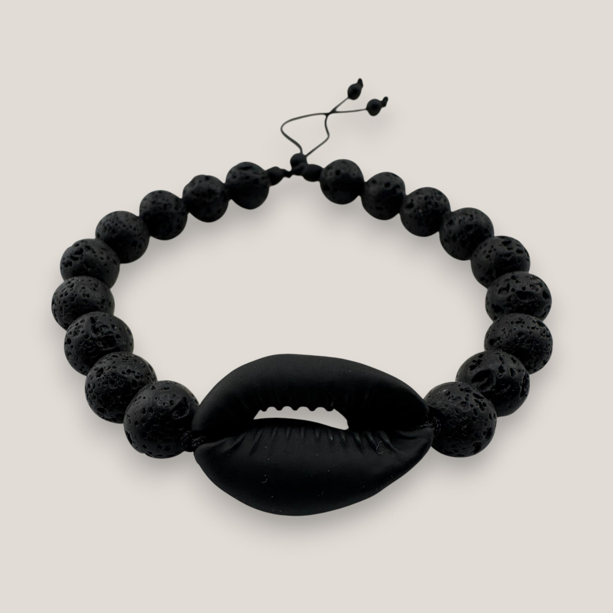 Pulsera cowrie negra mate lava negra