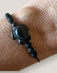 Pulsera midi con tortuga howlita negra y cuentas de lava negra