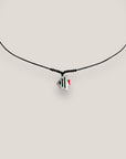 Collar midi pez pequeño esmalte blanco rayas rojas abalorios negros
