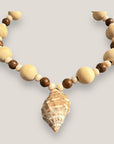 Collar gran caracola natural con cuentas de madera de abedul, dengue y cristal facetado