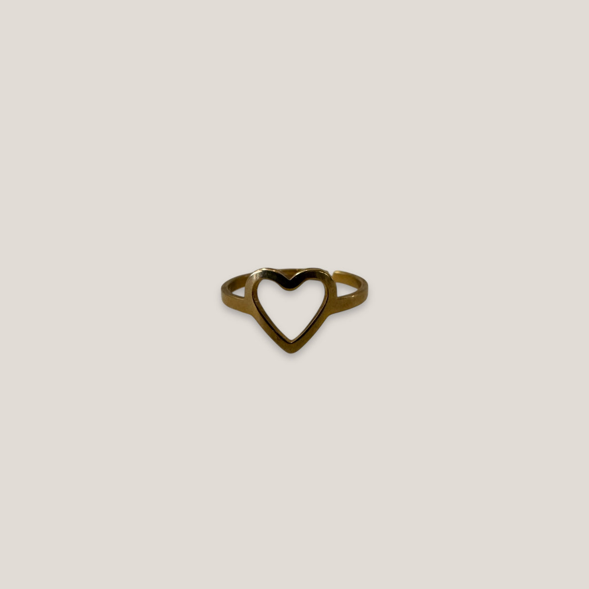 Herzförmiger Ring aus Stahl und Gold.