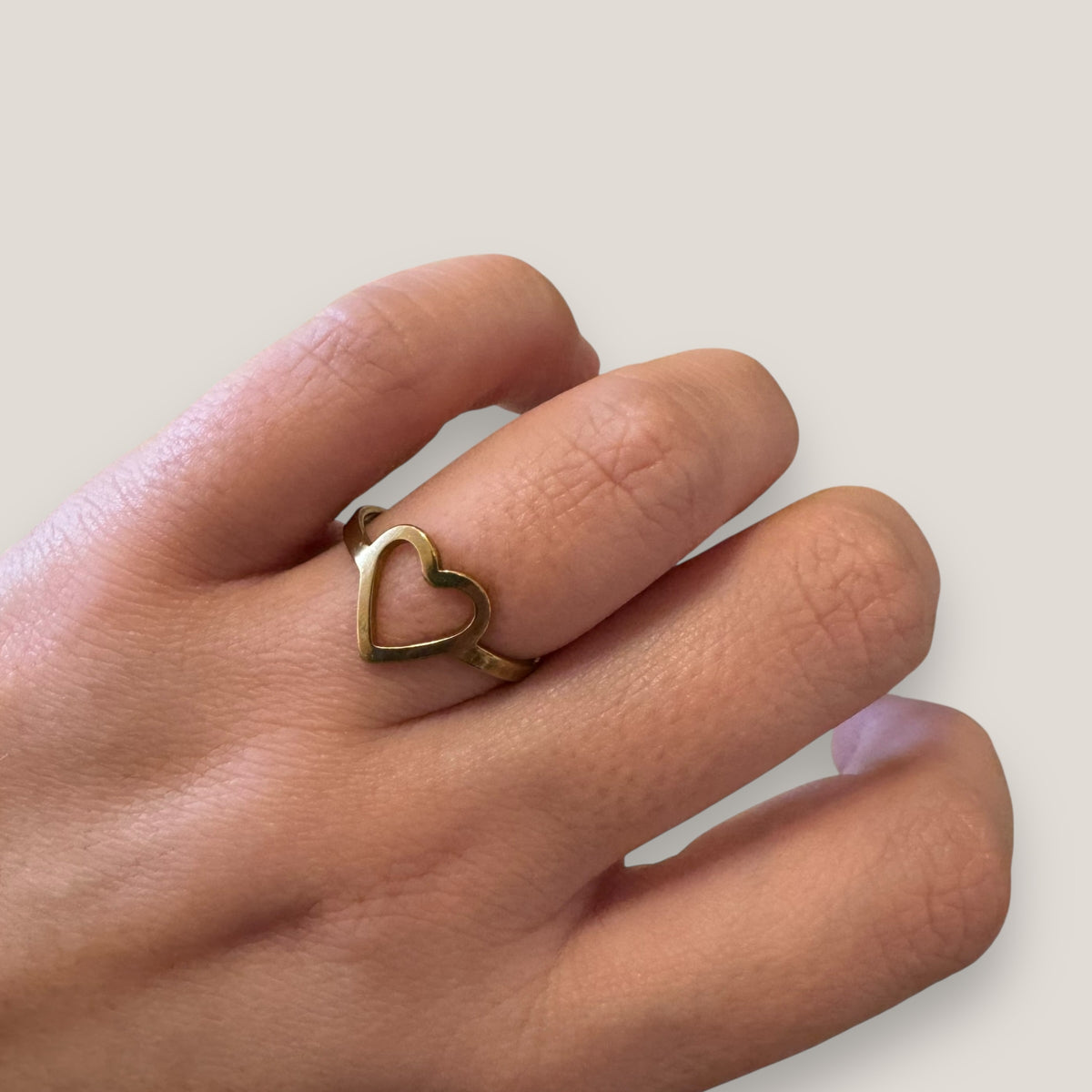 Herzförmiger Ring aus Stahl und Gold.