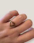Herzförmiger Ring aus Stahl und Gold.