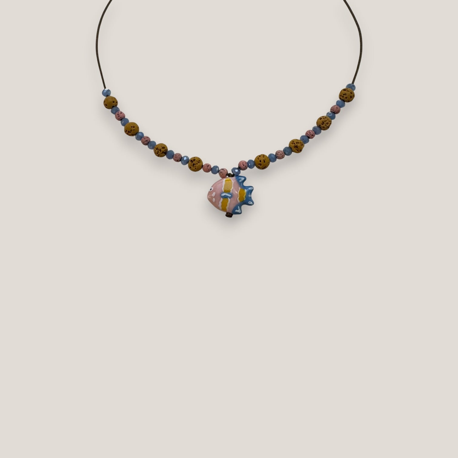 Collar medi pez rosa azul amarillo esponja coral naranja oscuro lava rosa y cristales facetados azul claro