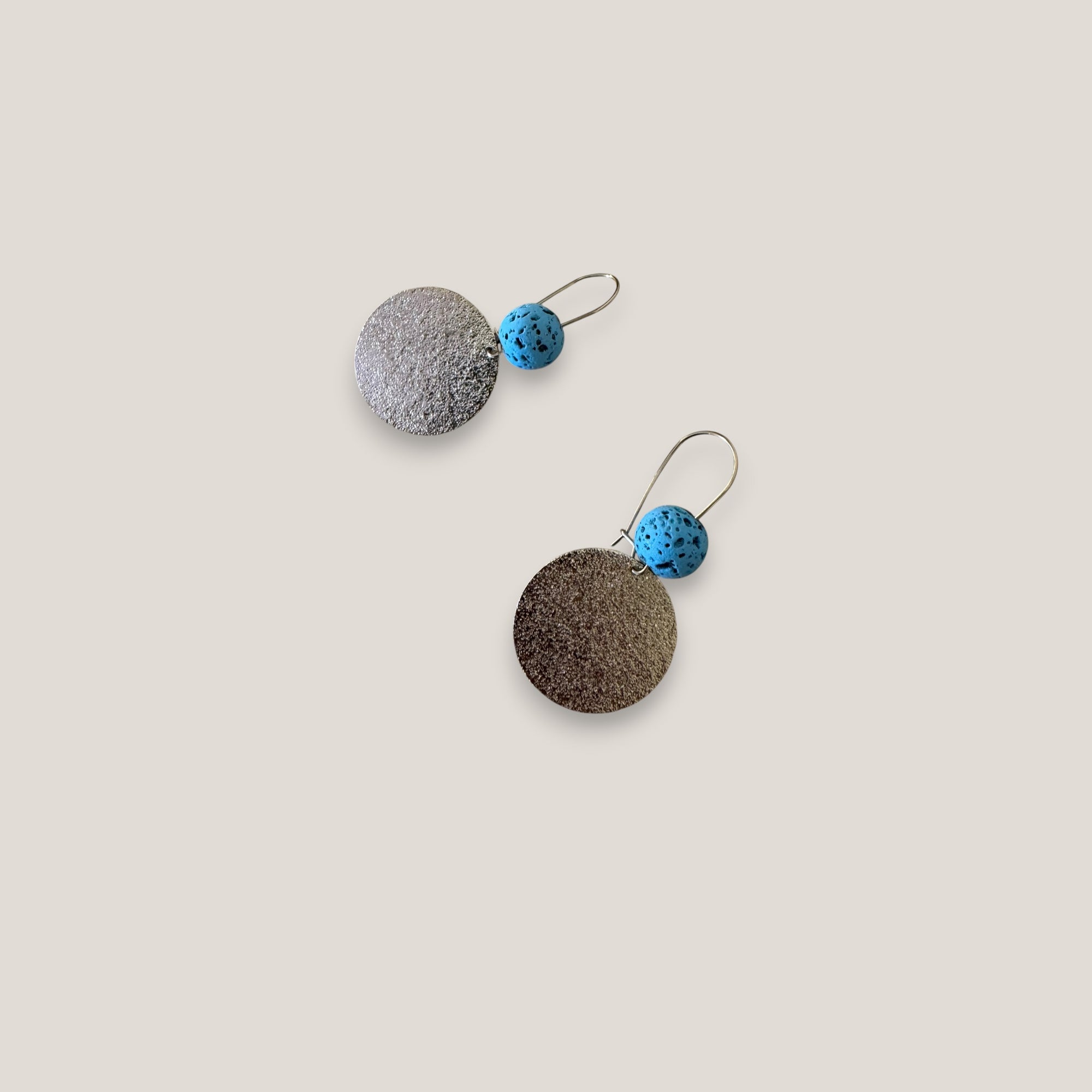 Pendientes base lava azul azulín 10mm gancho acero medalla esmerilada 25mm
