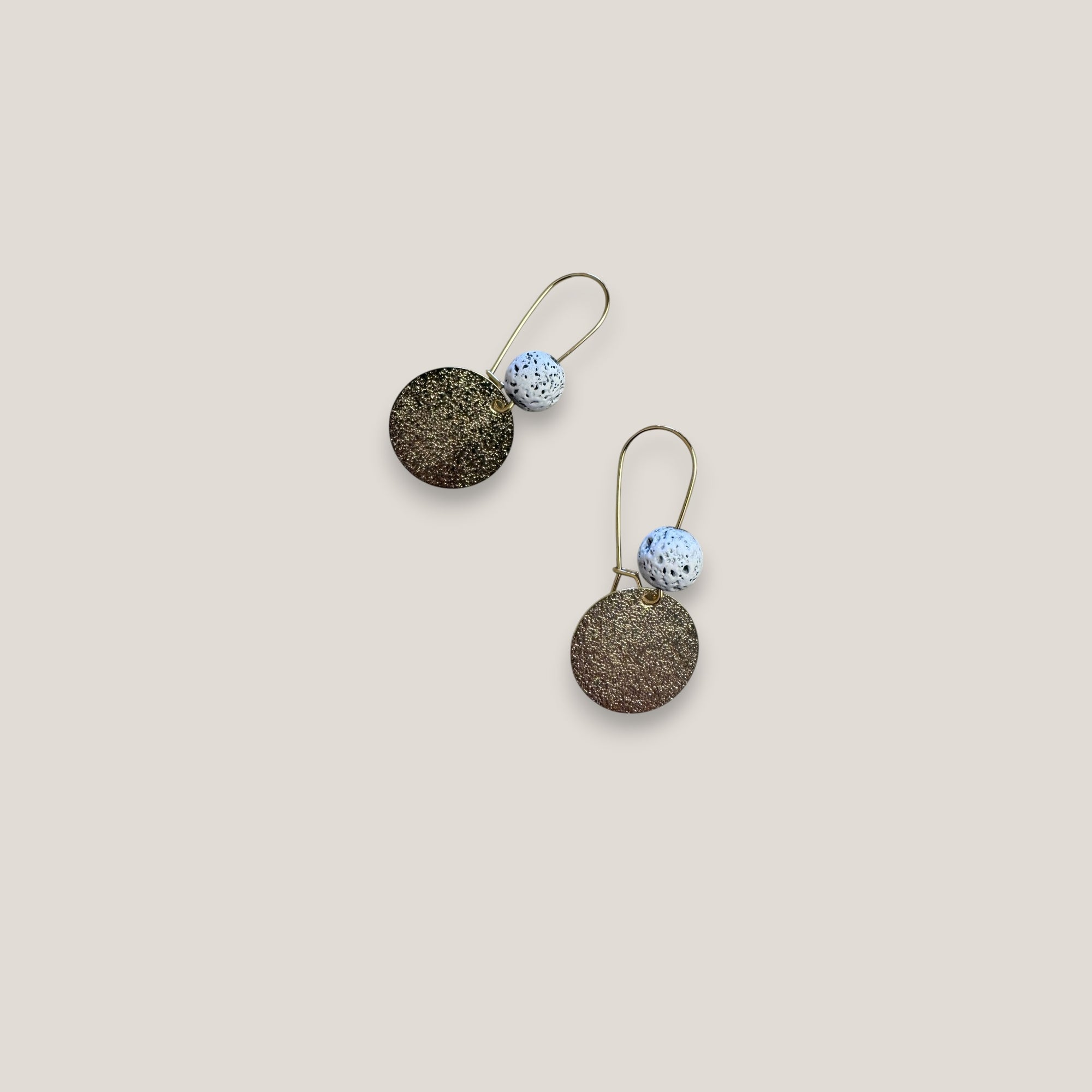 Pendientes base lava blanca 8mm gancho acero oro medalla esmerilada 18mm