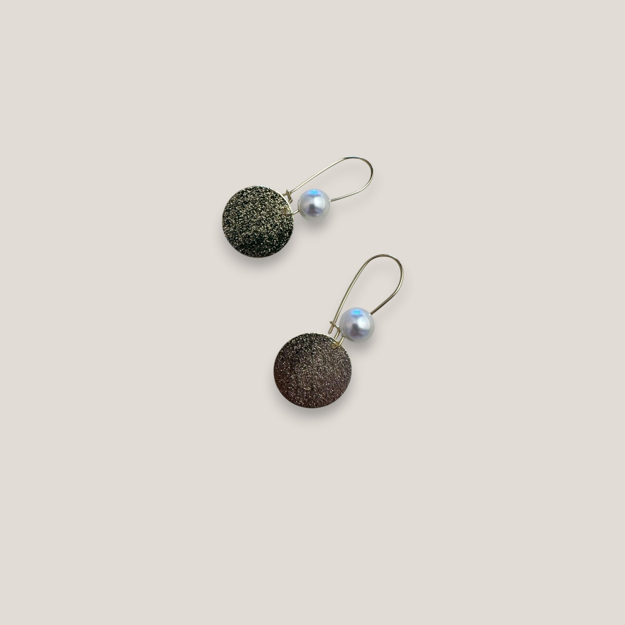 Pendientes base perlas blancas 8mm gancho acero oro medalla esmerilada 18mm