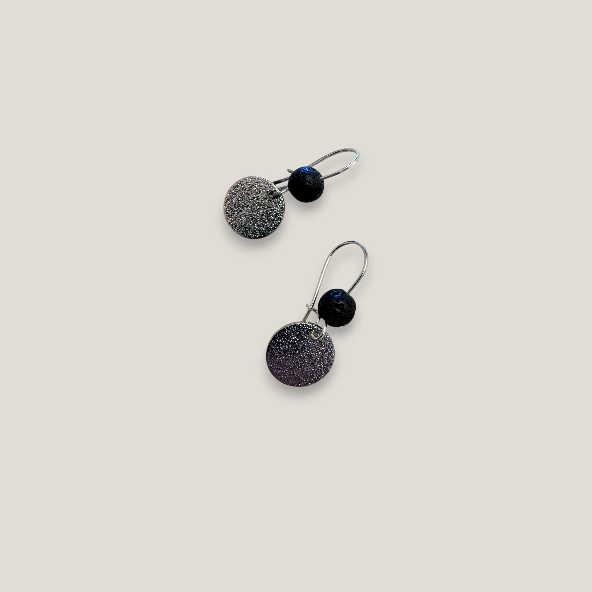 Pendientes base lava negra 6mm gancho acero medalla esmerilada 12mm