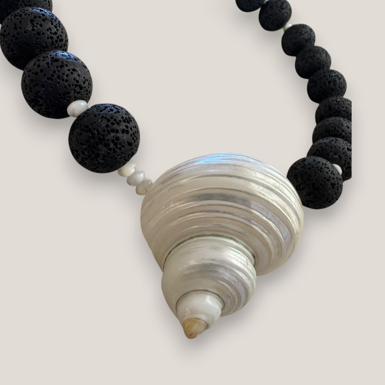 Collar gran caracola turbante nácar blanco esponja coral negra