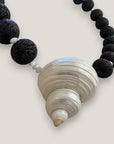 Collar gran caracola turbante nácar blanco esponja coral negra
