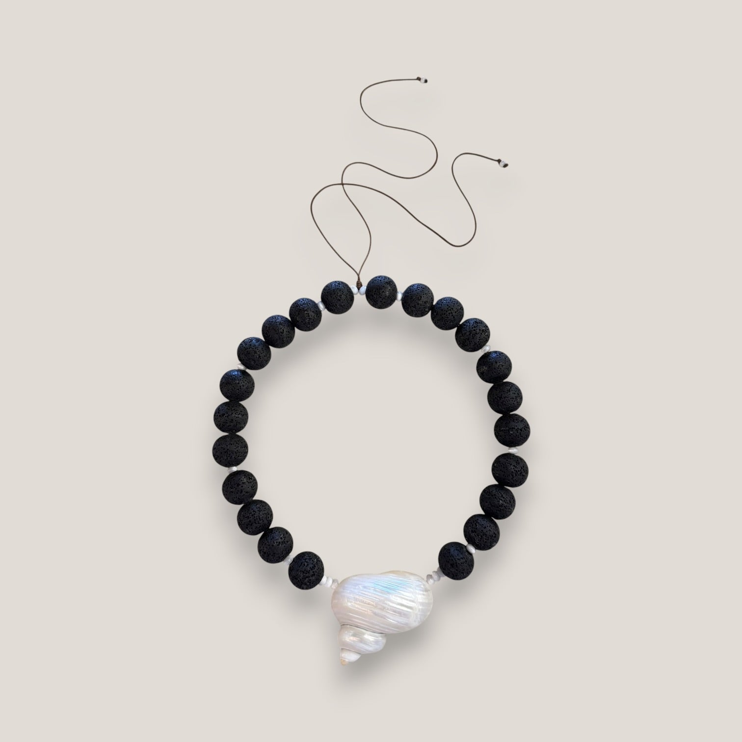 Collar gran caracola turbante nácar blanco esponja coral negra