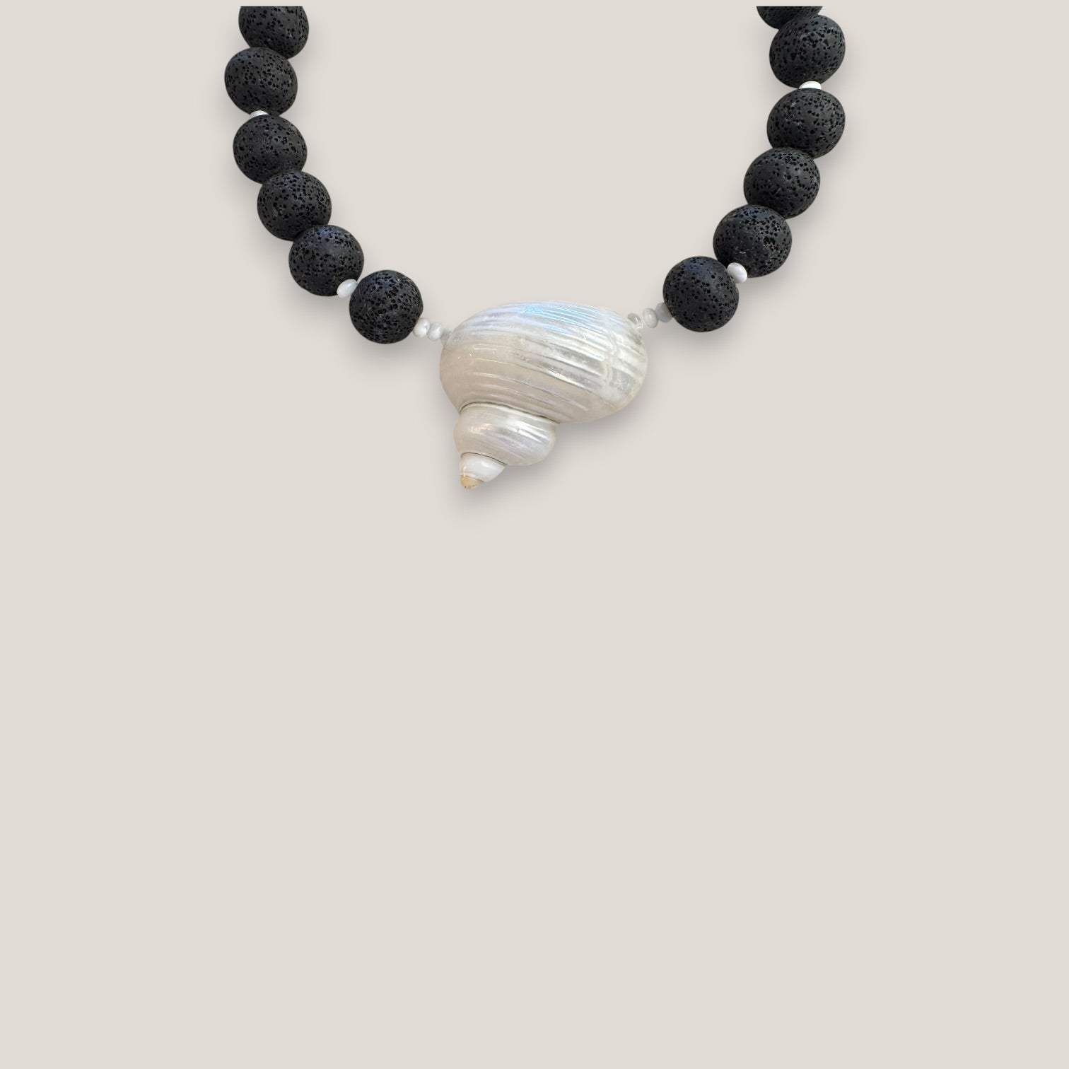 Collar gran caracola turbante nácar blanco esponja coral negra