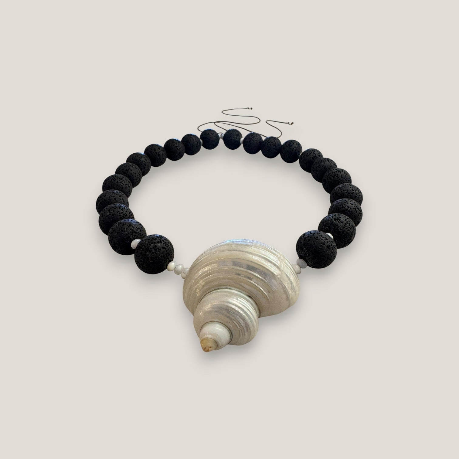 Collar gran caracola turbante nácar blanco esponja coral negra