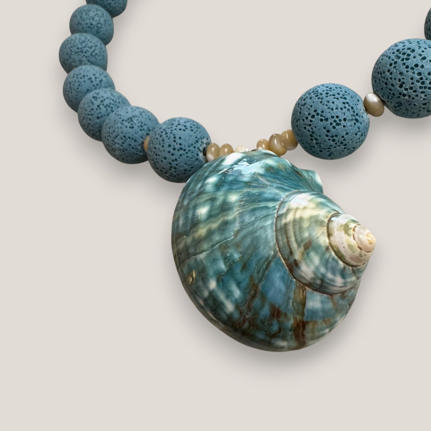 Collar gran caracola turbante azul turquesa esponja coral azul turquesa
