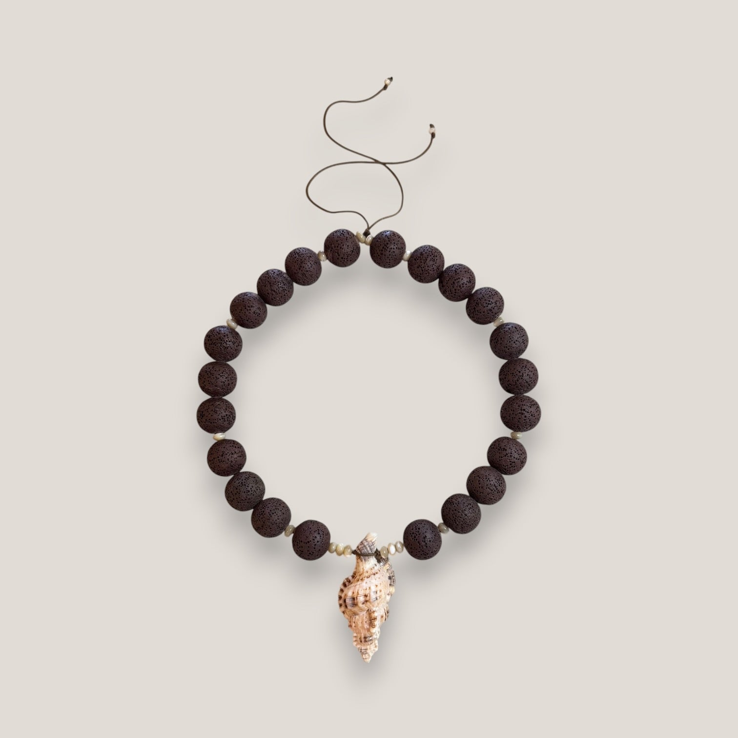 Collar gran caracola múrex esponja coral marrón ocuro