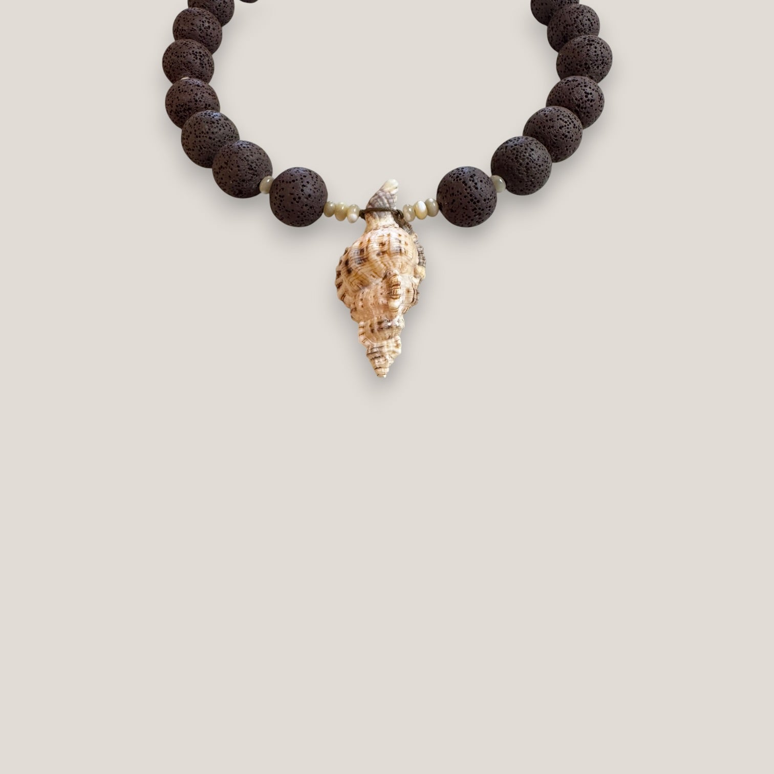 Collar gran caracola múrex esponja coral marrón ocuro