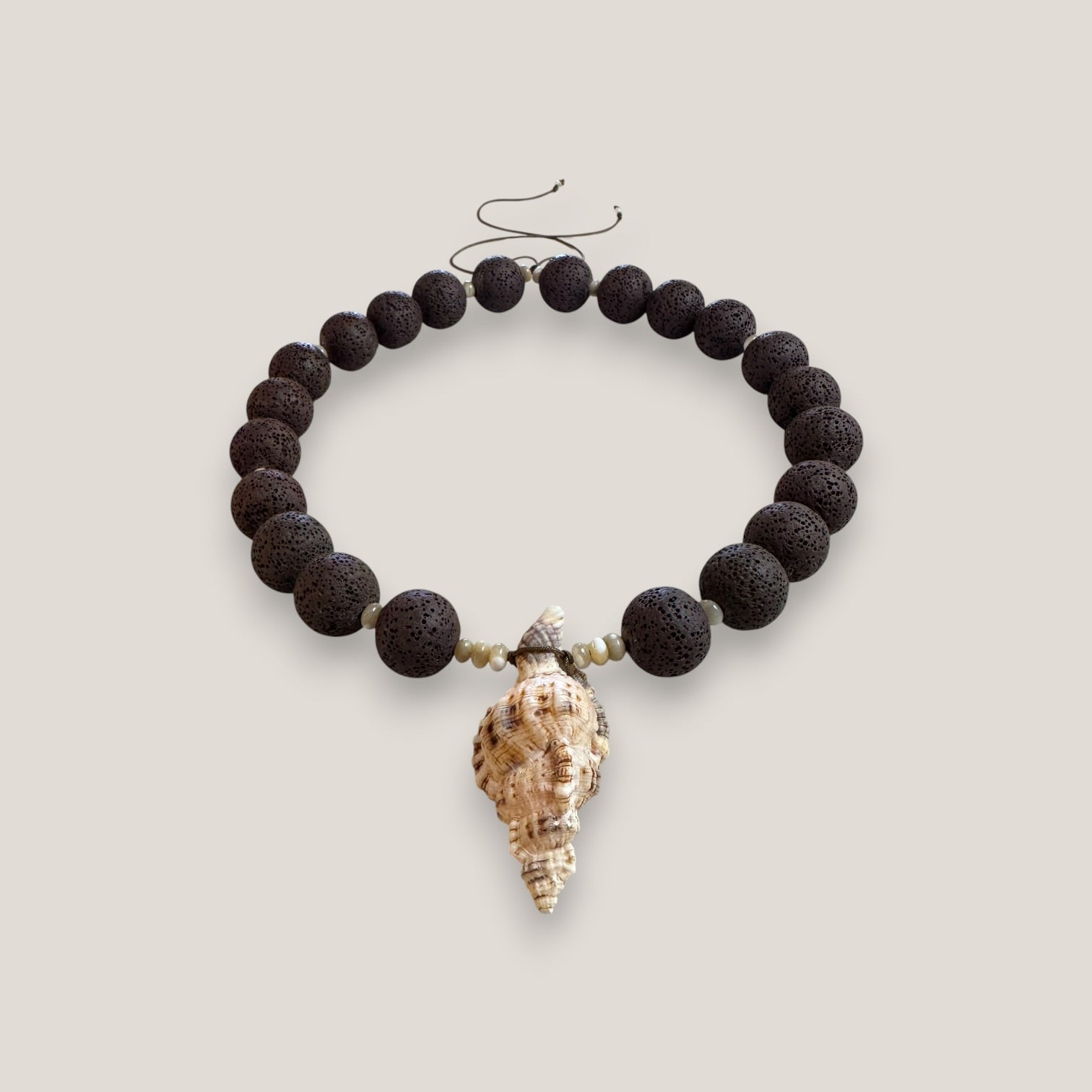 Collar gran caracola múrex esponja coral marrón ocuro