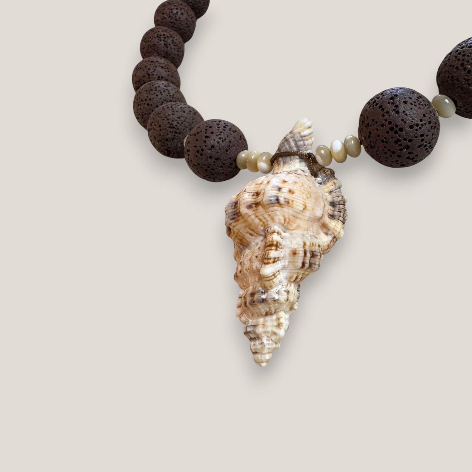 Collar gran caracola múrex esponja coral marrón ocuro
