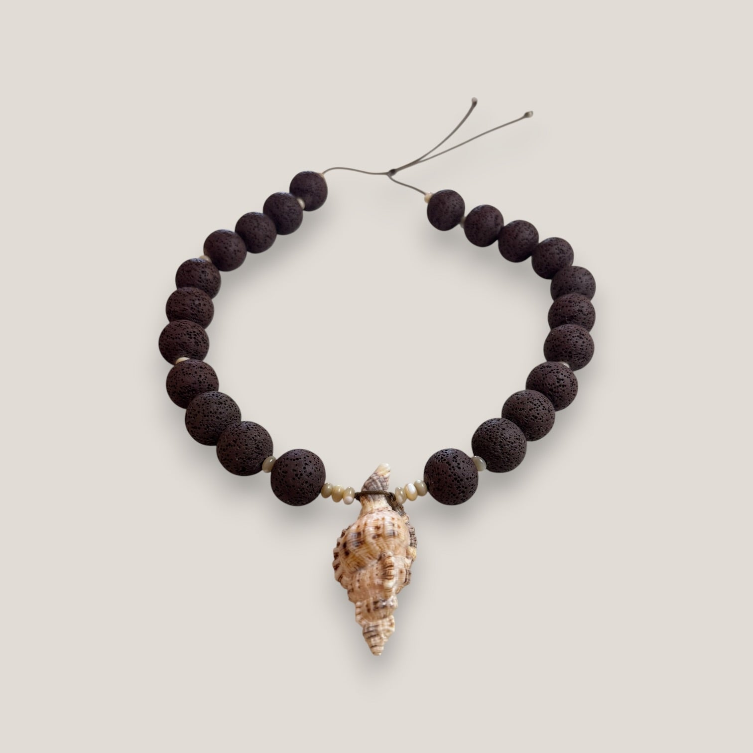 Collar gran caracola múrex esponja coral marrón ocuro